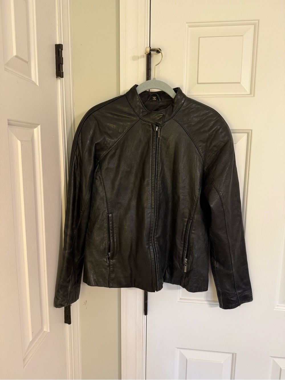 Adler Collection Womenโs Black Leather Zip-Front Jacket Size Medium